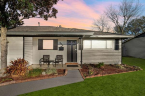 Entire 3 bedroom 1 and half bath home in Deer Park high speed wifi